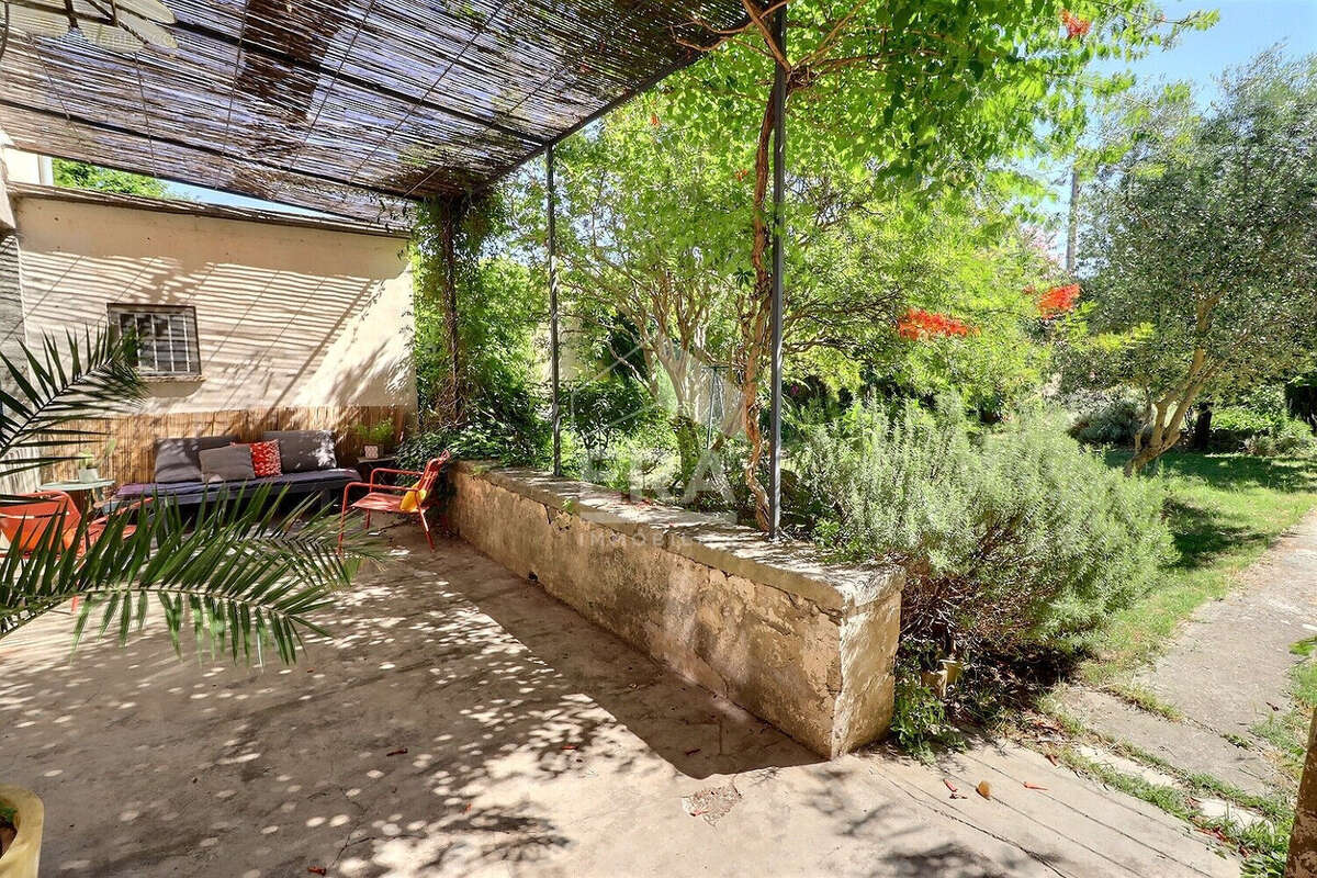 Maison à ENTRAIGUES-SUR-LA-SORGUE