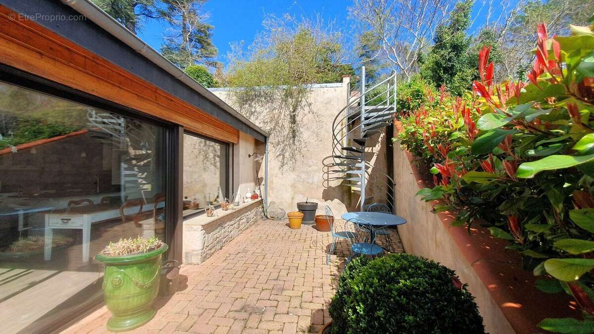 Maison de caractère rénovée avec jardin paysager et piscine - Proche centre-ville - photo 9