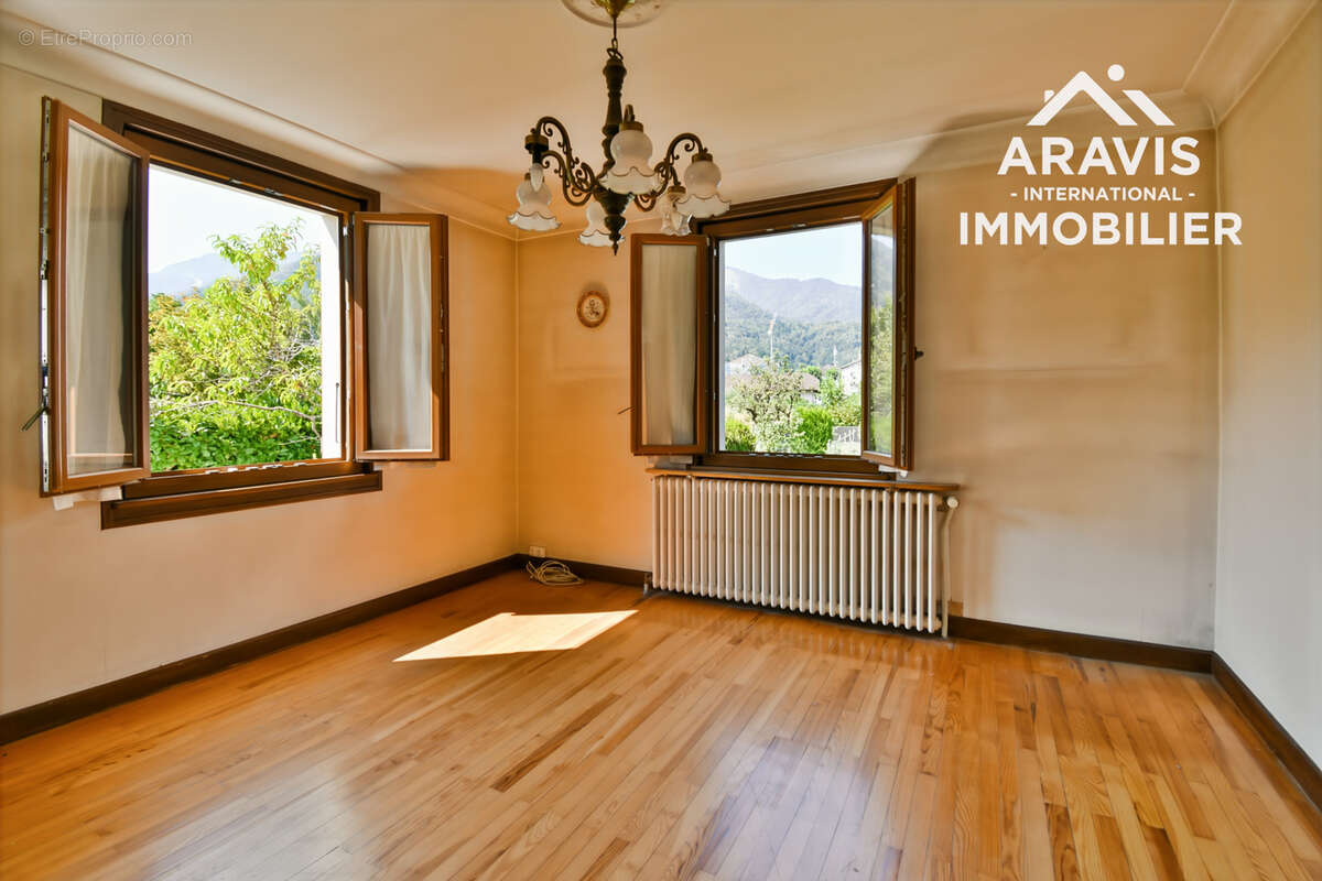 Maison lumineuse avec 6 chambres - photo 3