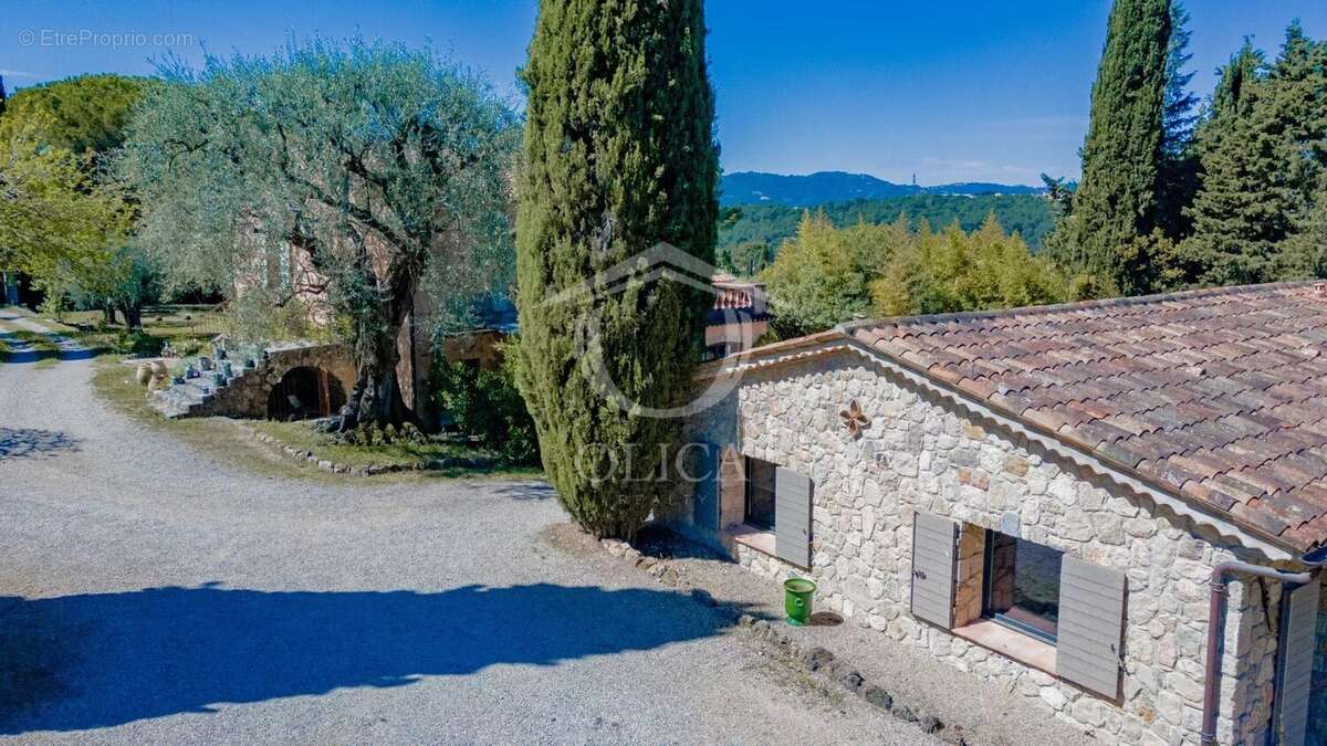 Mougins - Propriété comprenant deux Villas avec Piscine - photo 5
