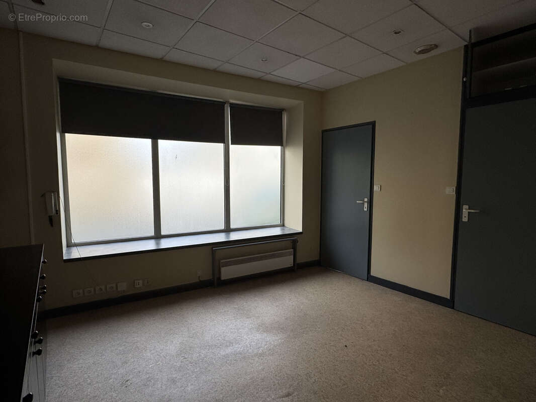 Commerce à MONTREUIL-BELLAY