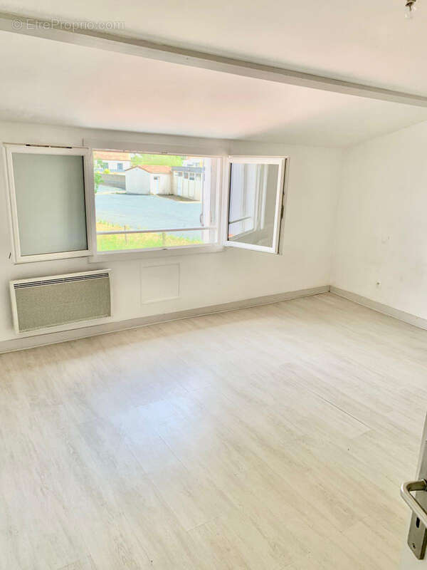 Maison de bourg / 2 ch + cour + dépendance - photo 7