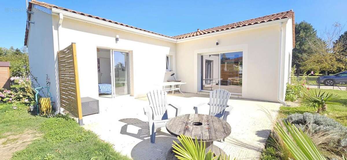 Maison à COURS-DE-PILE