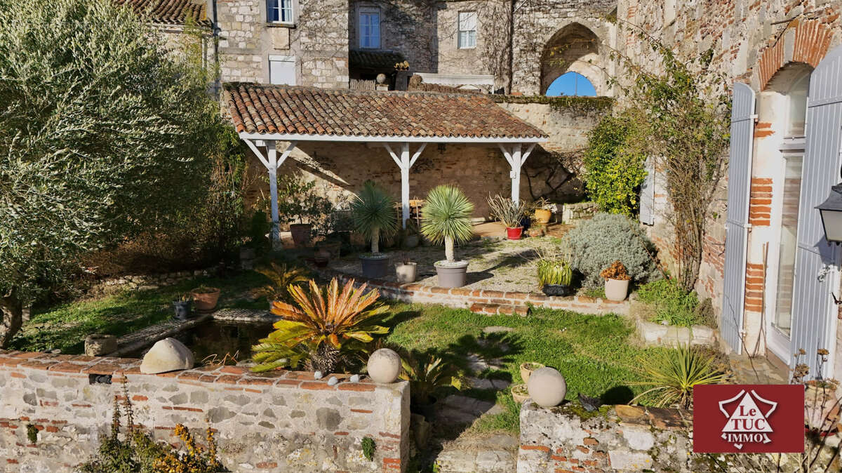 Authentique demeure médiévale avec piscine, jardin et parking privé. - photo 5
