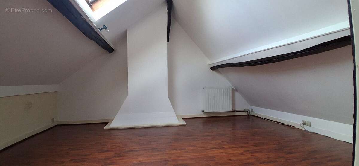 Espace nuit confortable et lumineux, parfait pour un premier achat ou un investissement locatif. - Maison à EVREUX