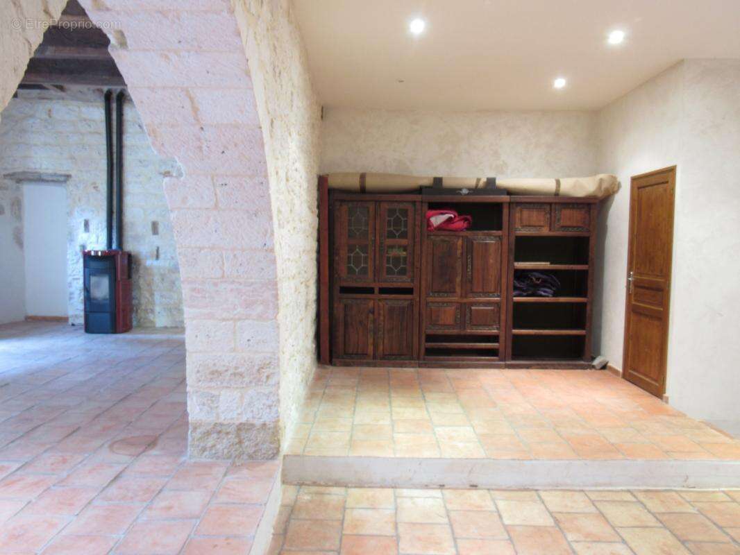 Grande maison medievale  de village entierement renovee dpe en b avec une petite maison qui sert de garage   290000€ - photo 6