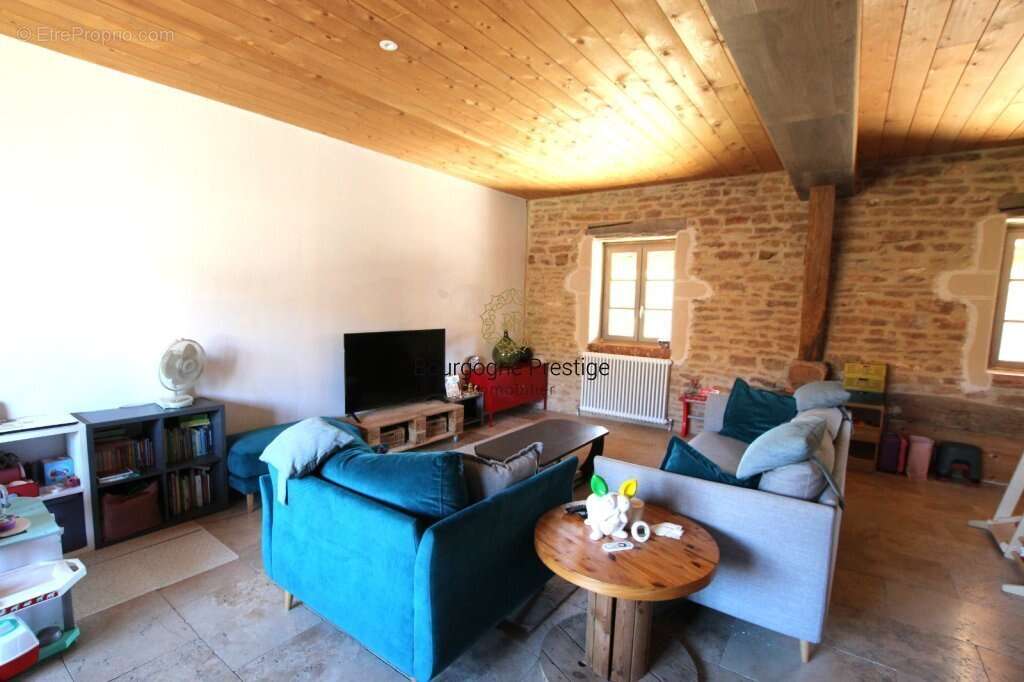 Jolie longere en pierre de 162 m² avec dependances sur un terrain de 1375 m² - photo 7