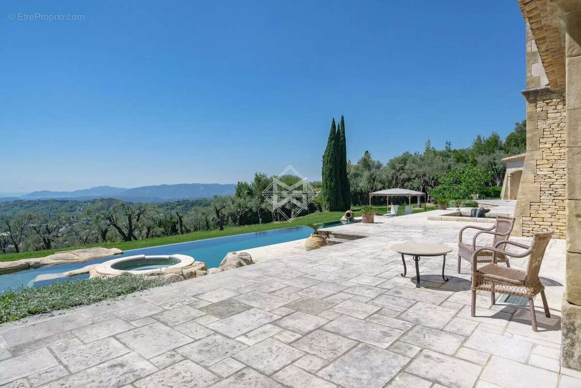 Maison à CHATEAUNEUF-GRASSE