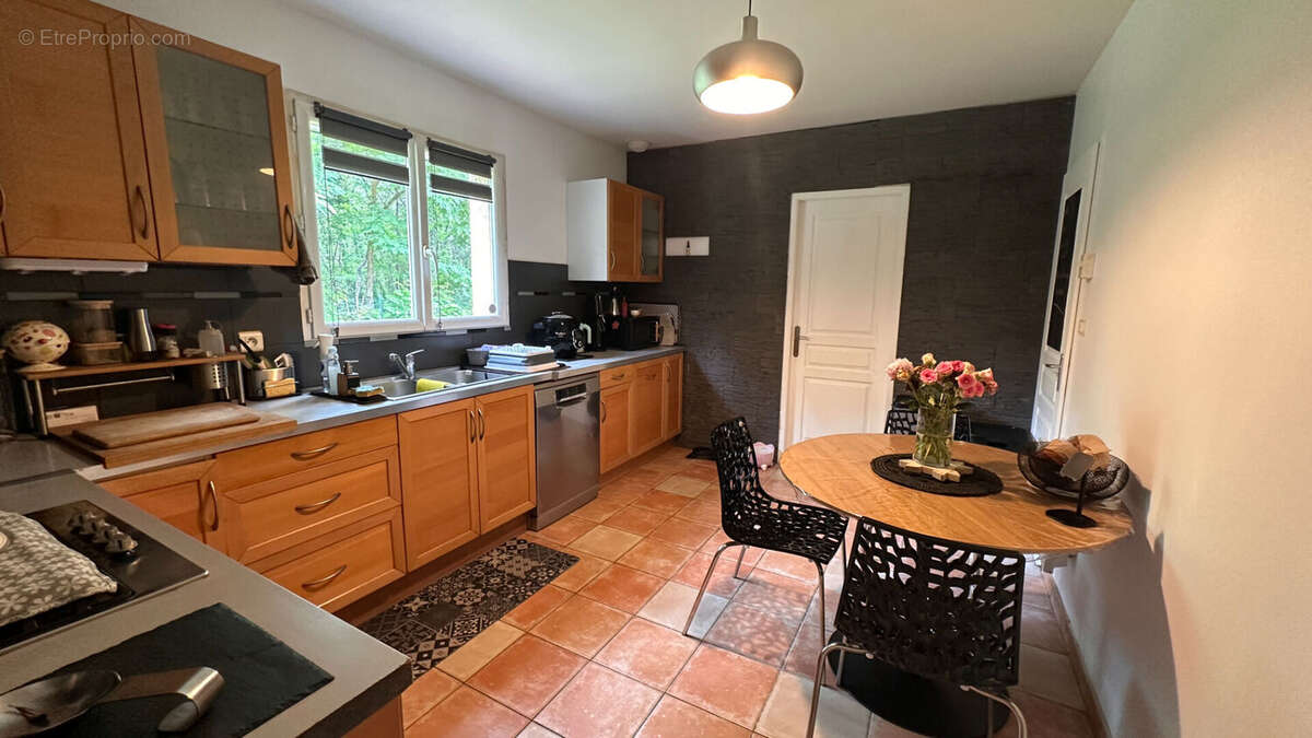 Villa T6 de 170 m² avec jardin et et piscine - photo 3