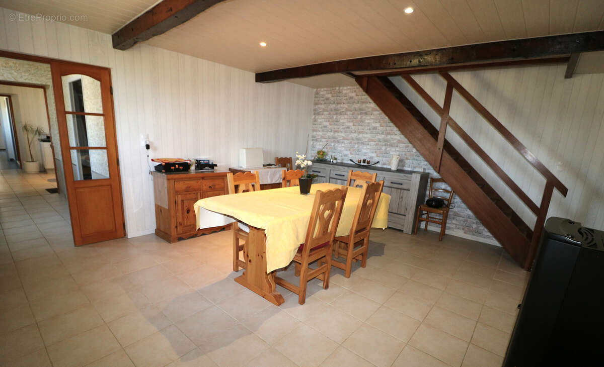 Très Belle Maison de Village entièrement rénovée sur terrain arboré, grandes dépendances, 2297m2 de terrain - photo 9