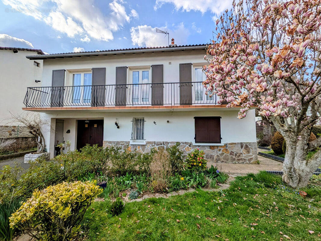 Maison à VIC-SUR-CERE