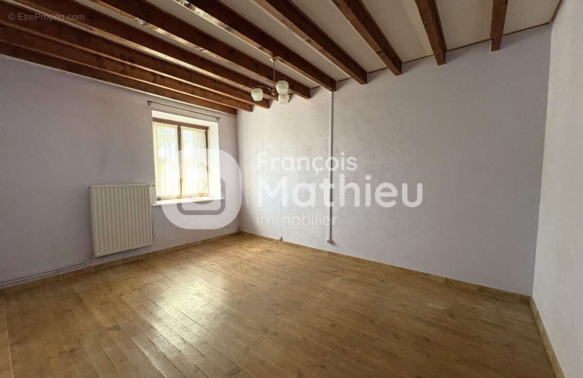 Châtillon-sur-Chalaronne - Maison avec dépendances à rénover sur 1 379 m2 de terrain - photo 7