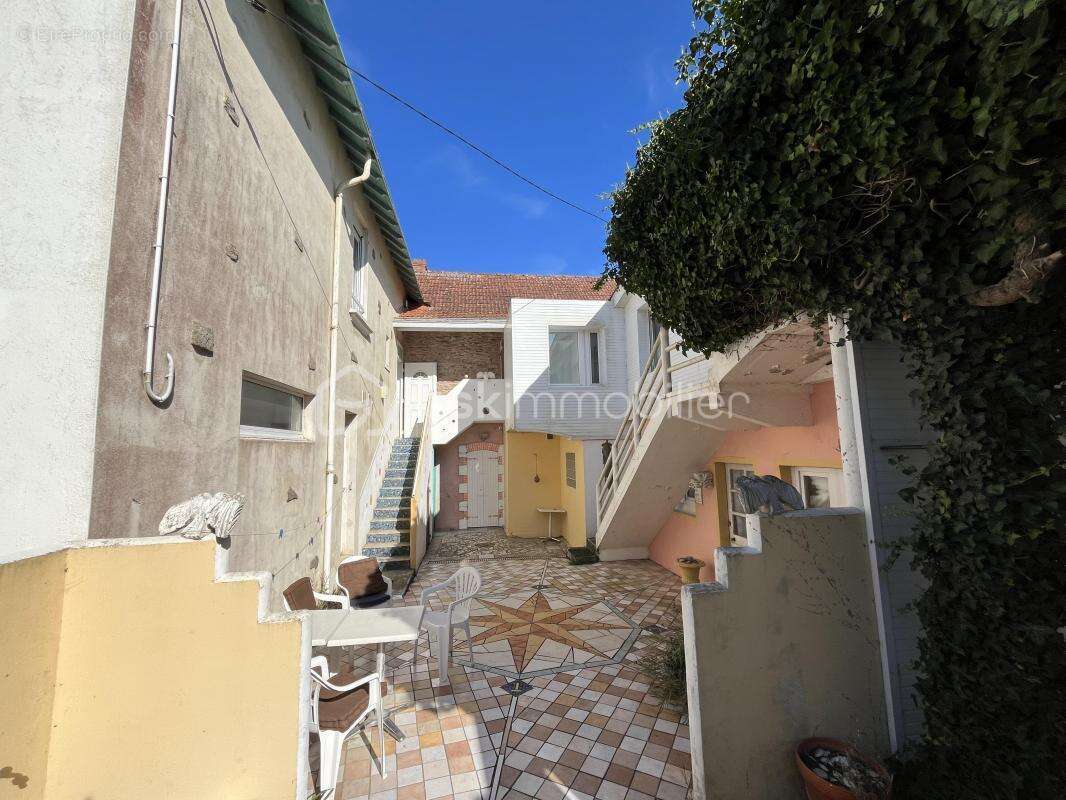 Immeuble mixte de 348m2 avec hôtel, loft, boutique et café ! - photo 8