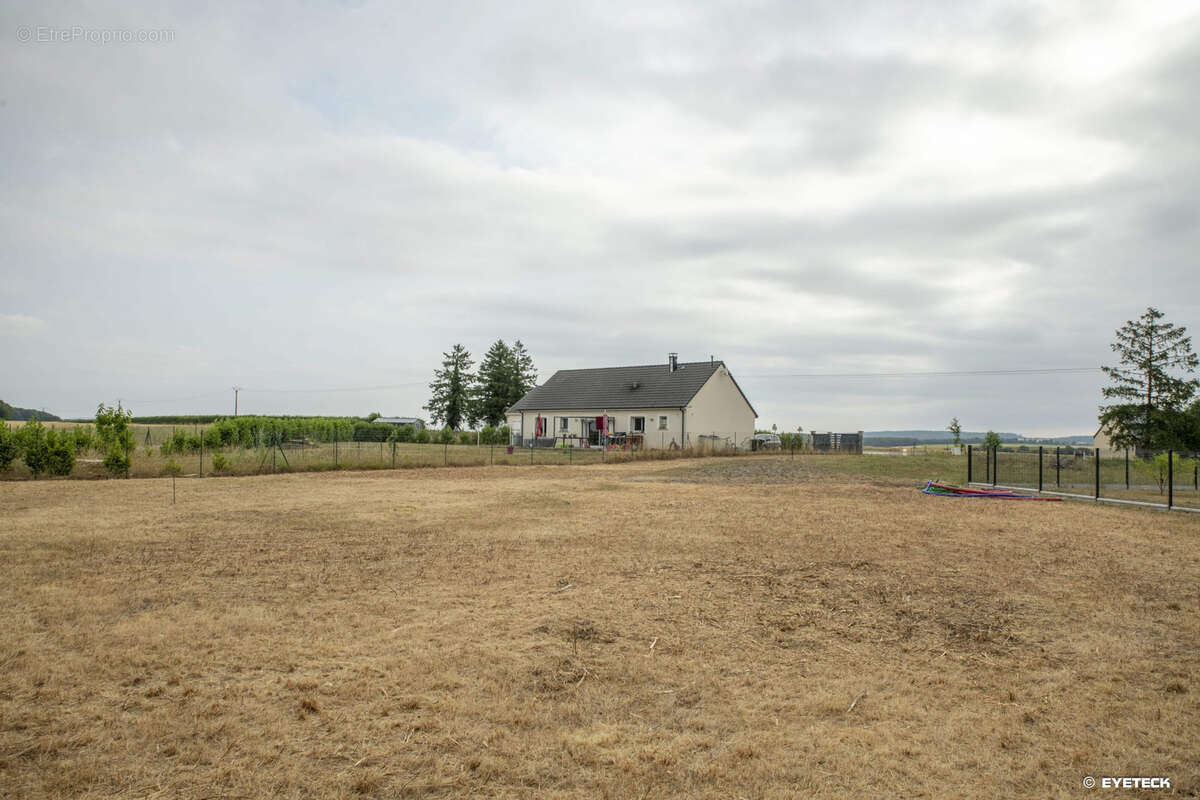 Terrain à BRECY
