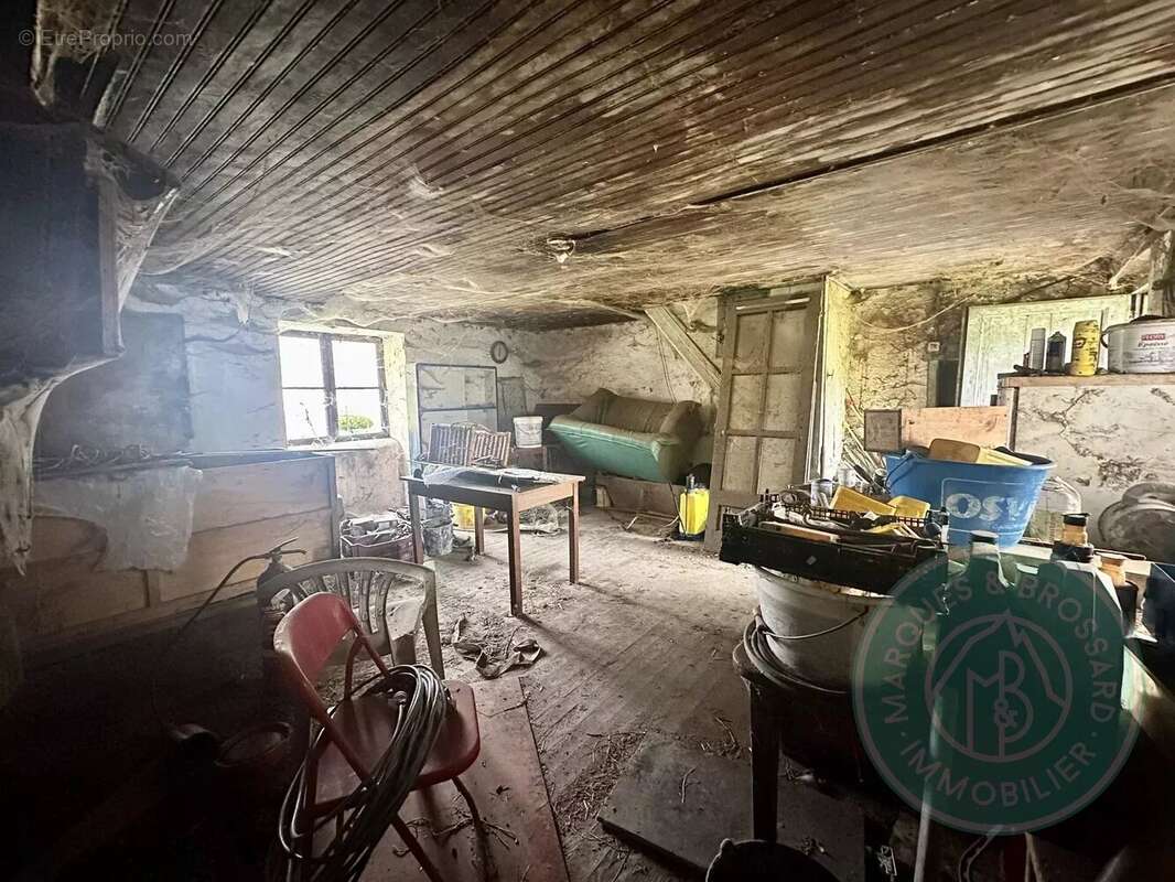 Maison avec grange - Terrain 2 335 m² avec une vue sur les montagnes - photo 4