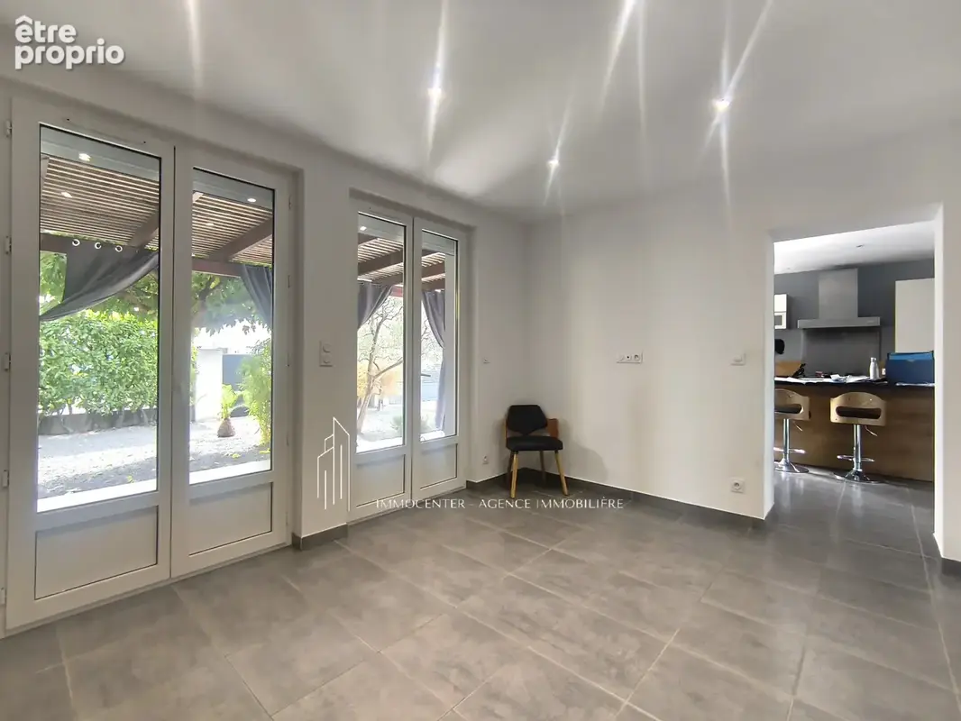 ROMANS-SUR-ISÈRE   Maison familiale avec terrain clos et arboré de 439 m2 - photo 10