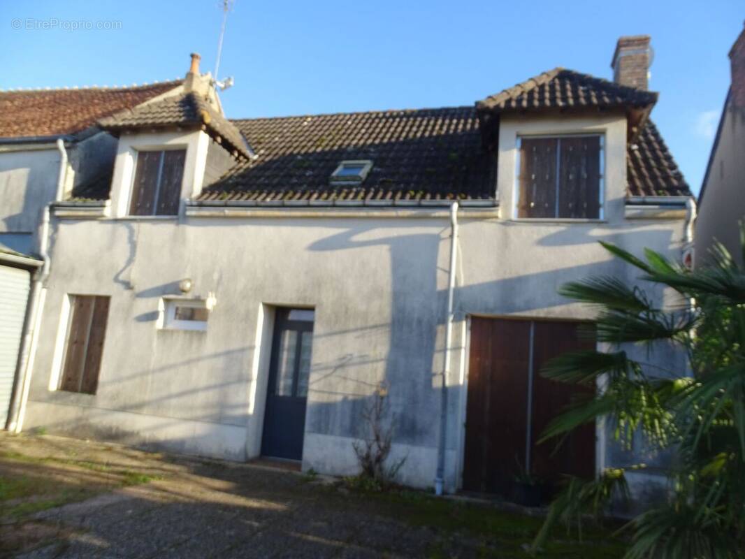 Maison à MONTLEVICQ