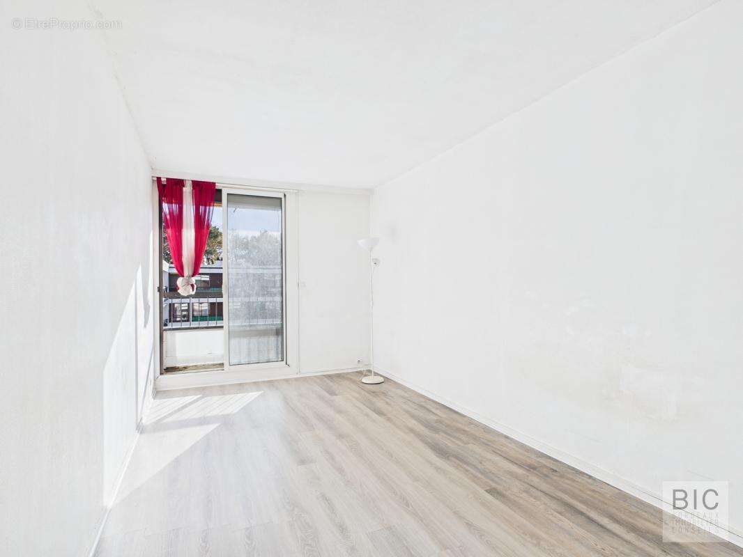 A vendre Grand T5 avec balcons et place de parking - photo 7