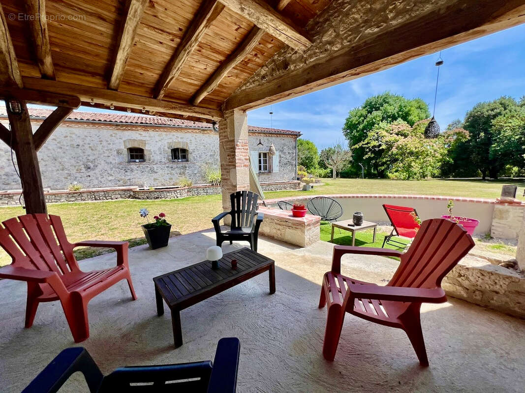 Au Lédat, dans un environnement campagne à seulement quelques minutes des commodités, découvrez cet ensemble immobilier composé  - photo 11