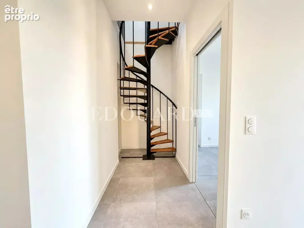 Trois pièces entièrement rénové au dernier étage d'un joli immeuble ancien en plein centre de Carnolès - photo 13
