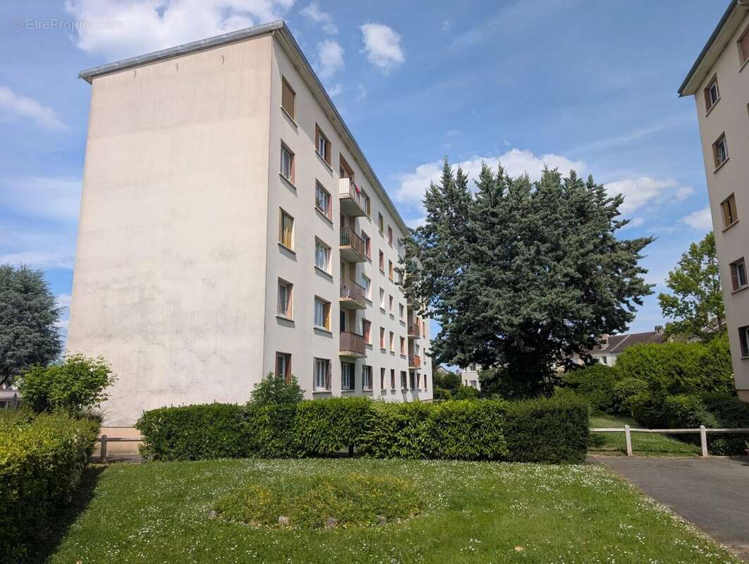 Appartement à LES CLAYES-SOUS-BOIS