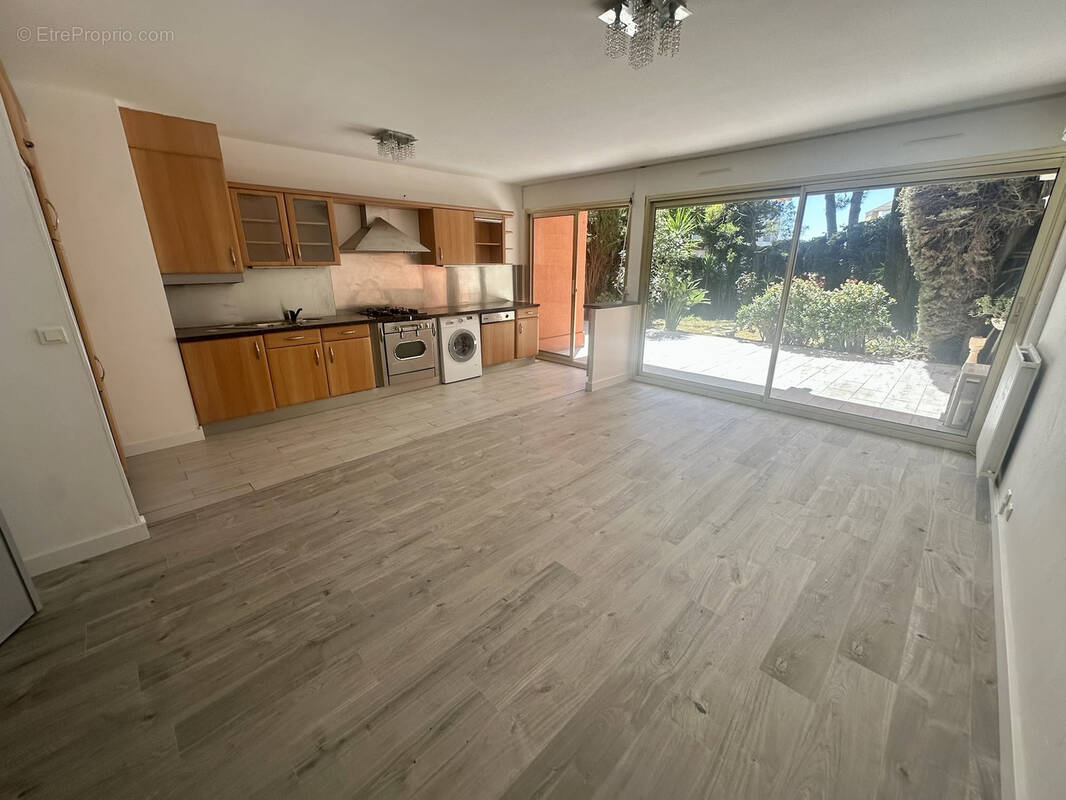 Appartement à SAINT-LAURENT-DU-VAR