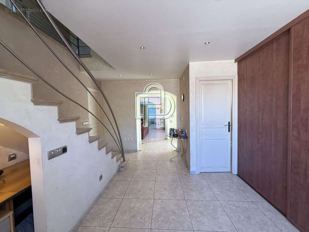 Villa T5 de 200m2 avec prestations haut de gamme à Gruissan - photo 10