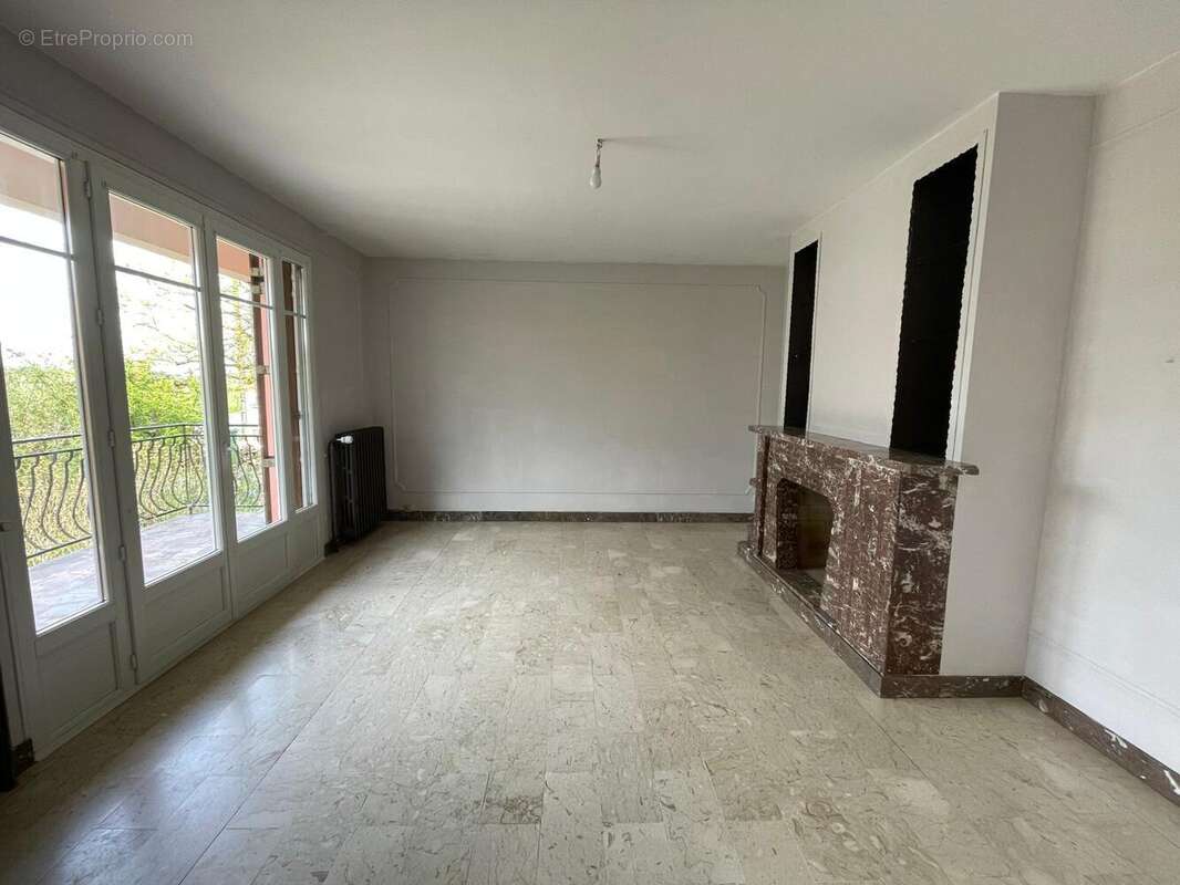 Maison à DUN-SUR-AURON