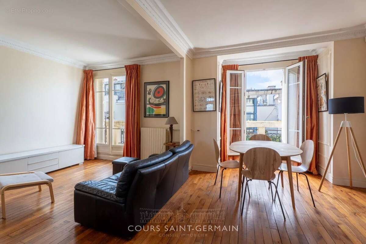 Appartement à PARIS-16E