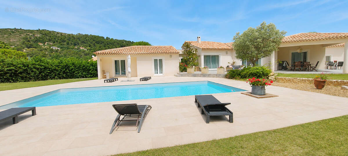 Maison 220 m² à Simiane-Collongue  - photo 2