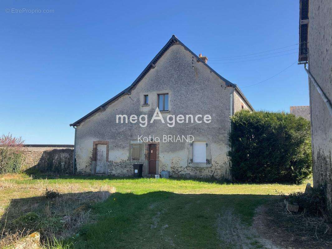 Maison et bâtiment sur Laval, terrain de 10780 m² - photo 10