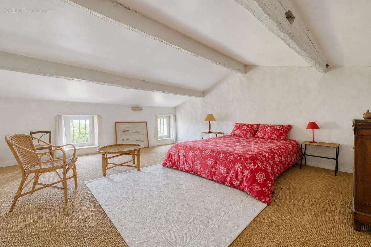 Maison de 8 pièces de 270 m² à Sainte-Gemme - photo 11