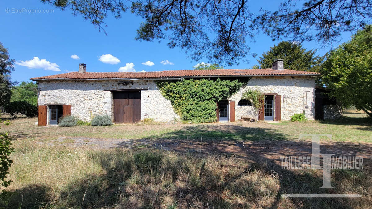 Maison 137 m² à Lussas-Et-Nontronneau  - photo 2