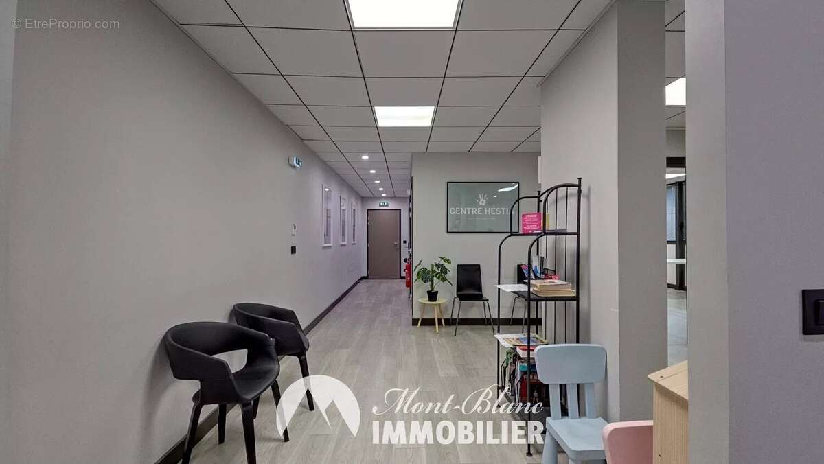 Espace commercial moderne à Sallanches - photo 3