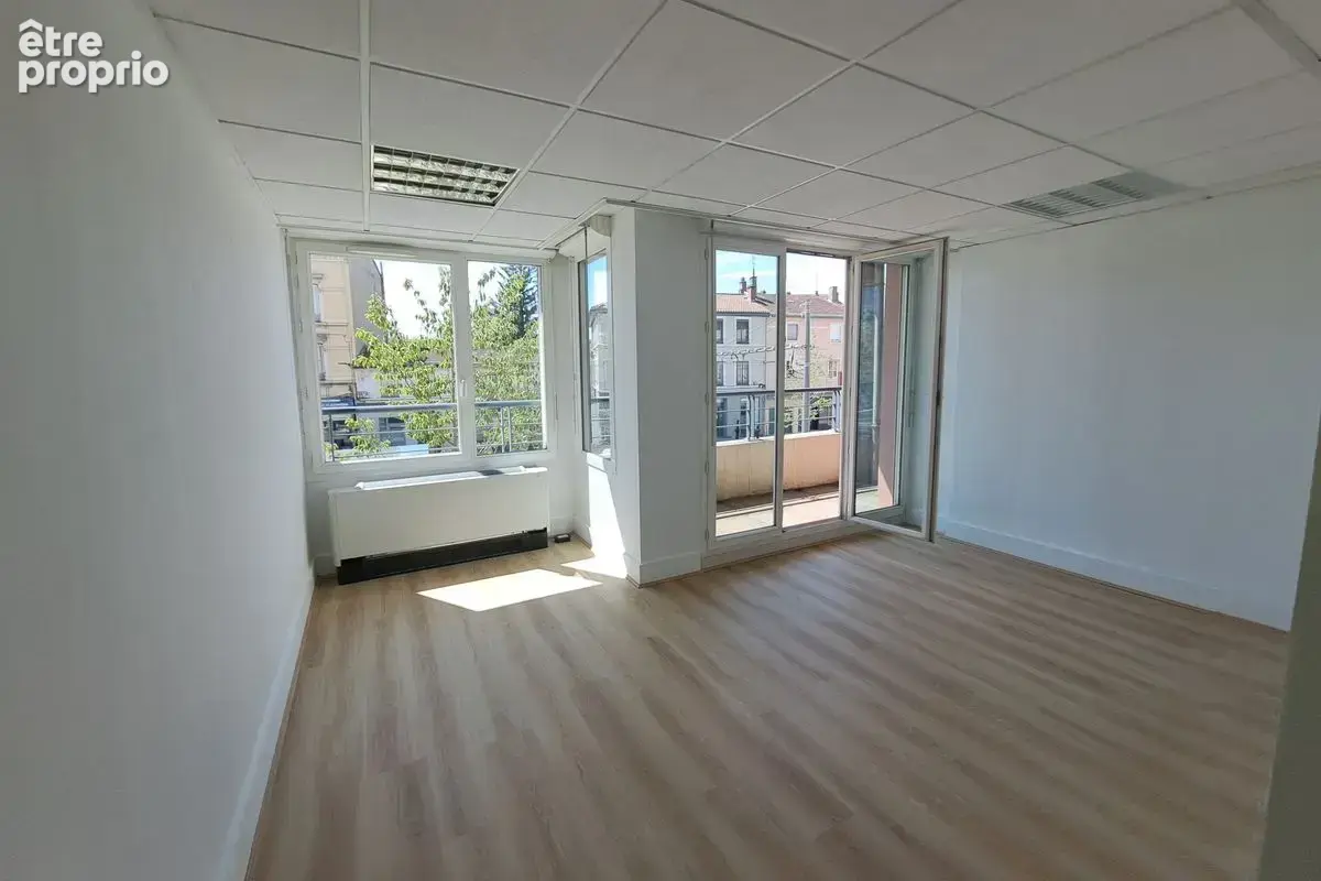 Local commercial ou professionnel de 213 m² - VILLEURBANNE - photo 6