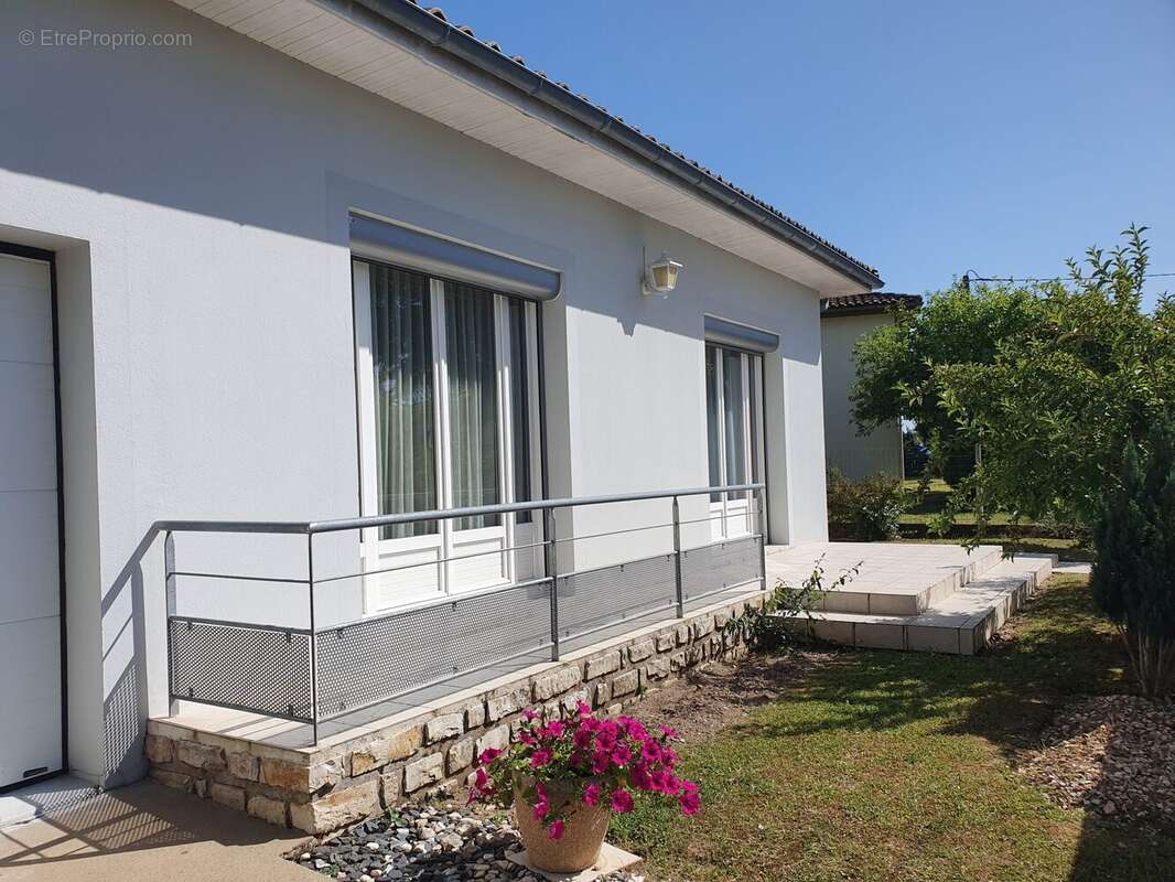 Maison 86 m² à Cozes  - photo 2