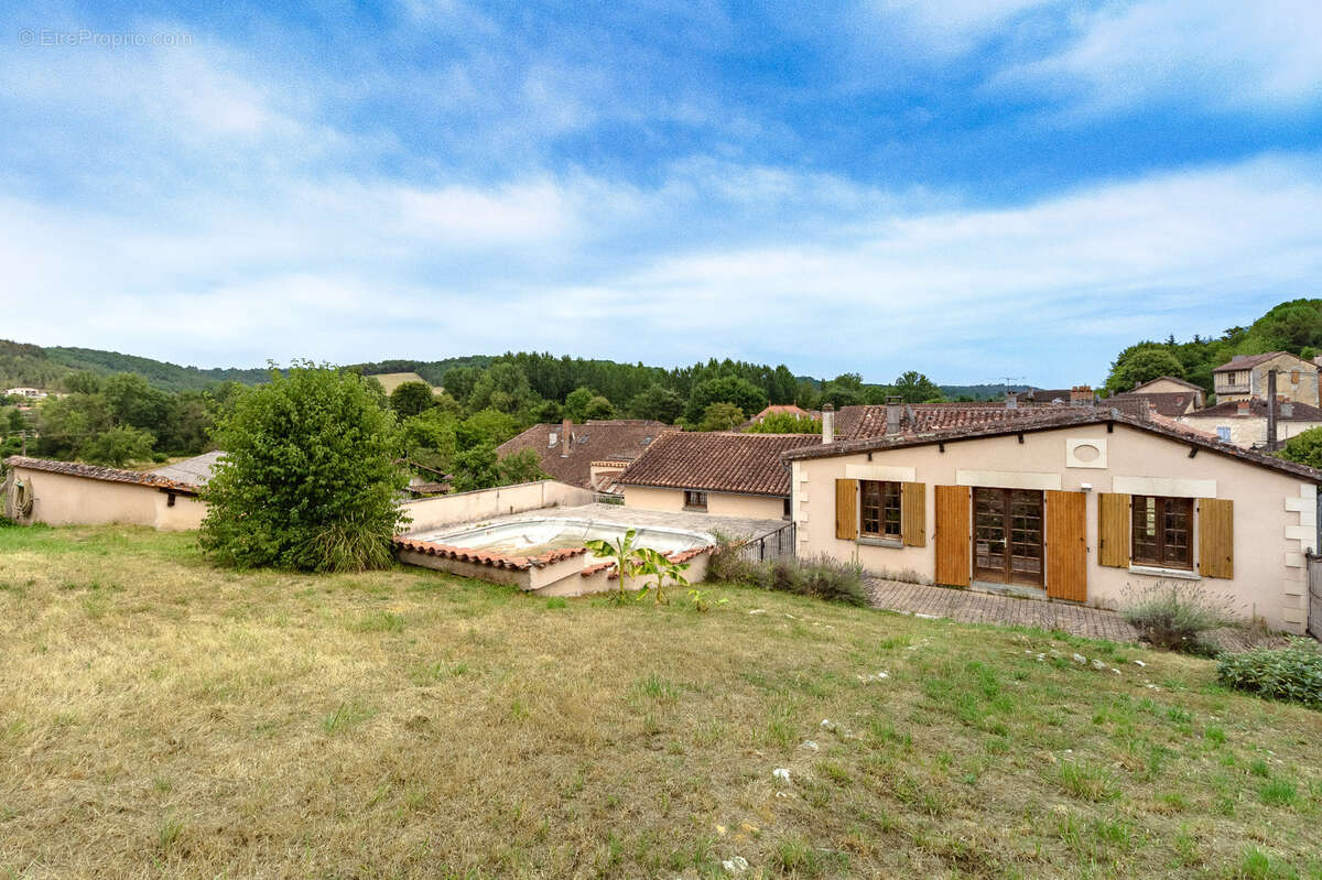 Propriété avec maison, piscine et ancien restaurant - photo 2