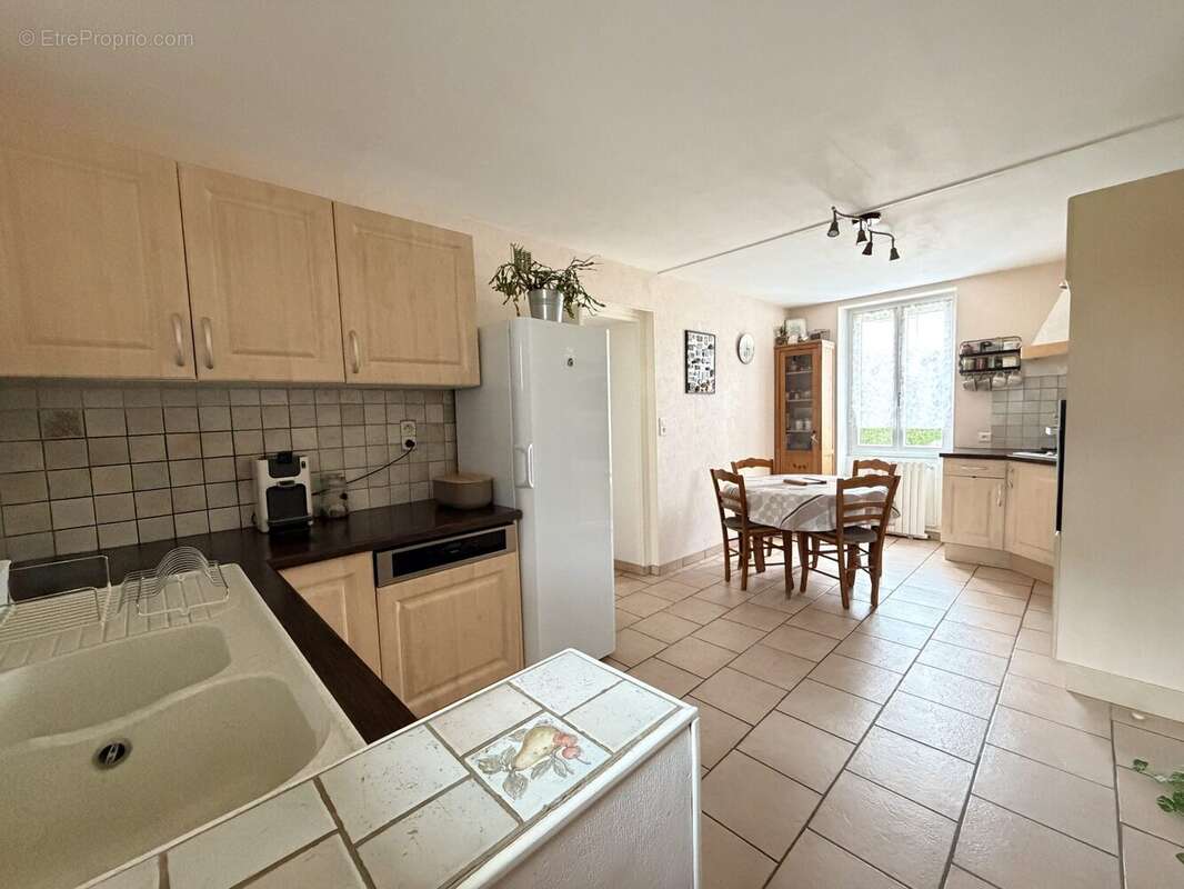 Maison à SAINT-CLEMENT-DE-REGNAT