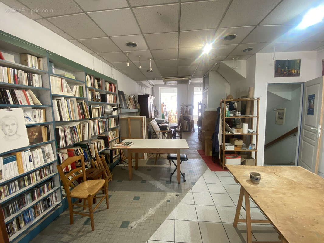 Immeuble de ville avec partie commerciale et partie habitation avec terrasse - photo 15