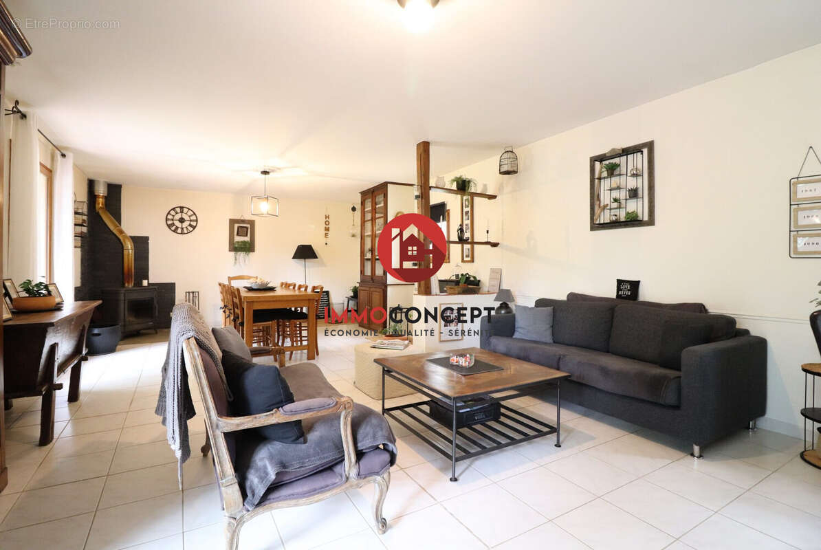 Maison à LAUDUN-L&#039;ARDOISE