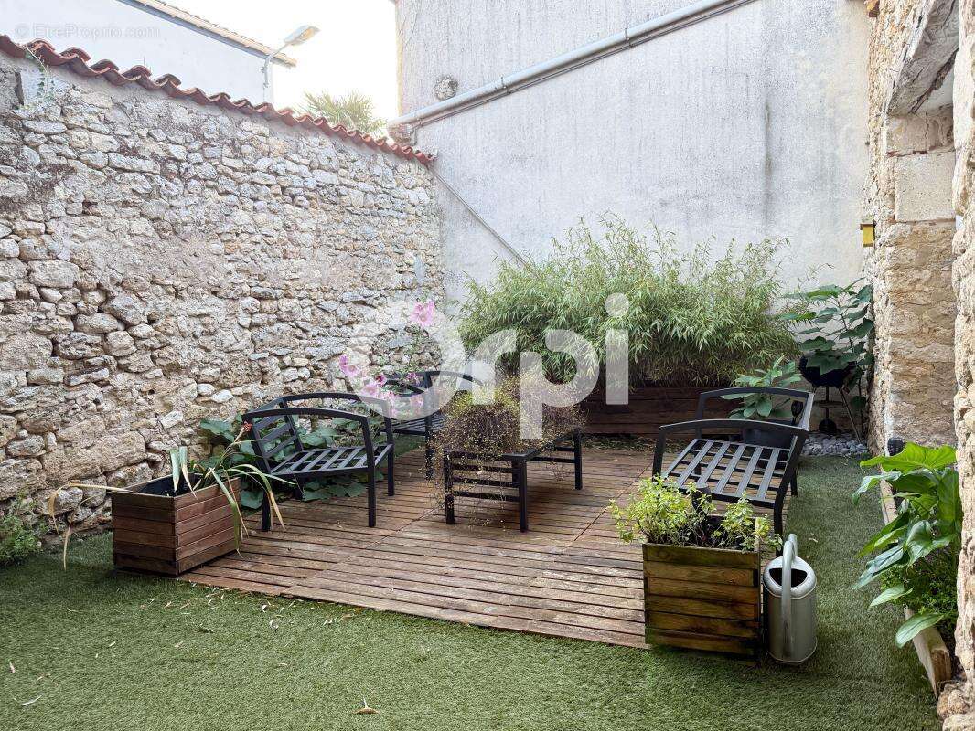 Maison à SAINT-LAURENT-DE-LA-PREE