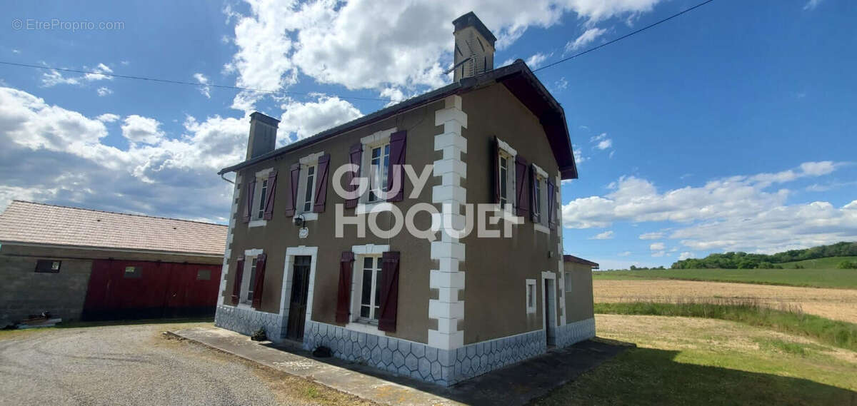 Maison à SERRES-SAINTE-MARIE