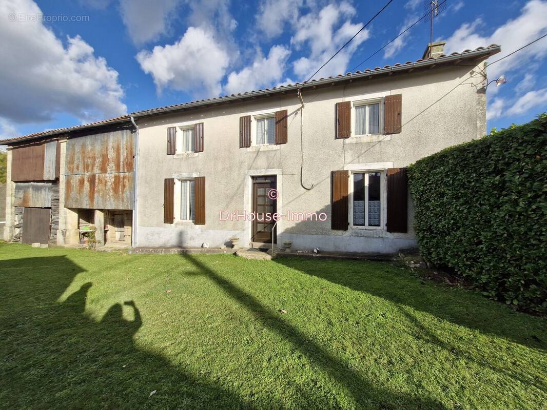 Maison à SAINTE-NEOMAYE