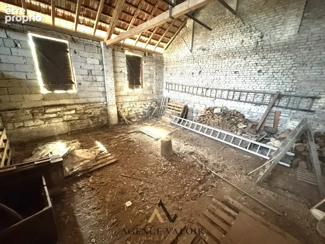 Maison à rénover avec grange, deux garages et une écurie - photo 14