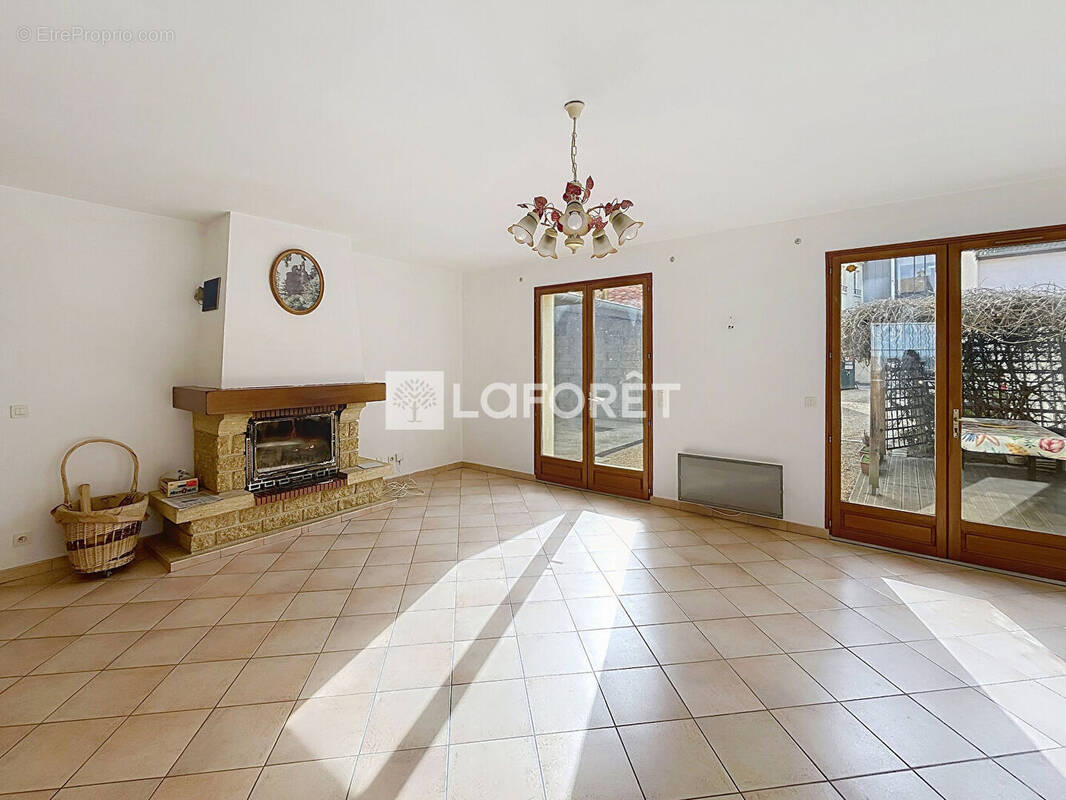 Maison à MORAINVILLIERS