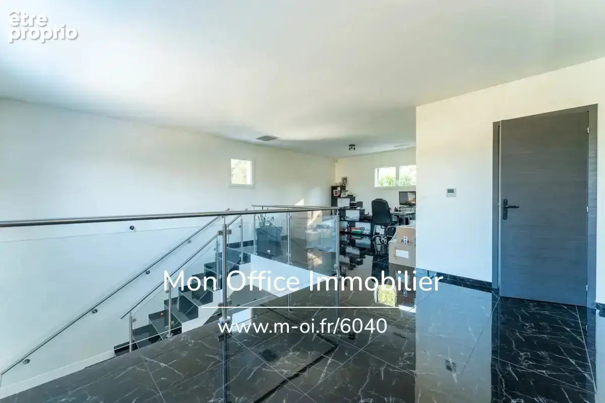 Référence : 6040-ABR. - Villa familiale rénovée de 166 m², DPE A, piscine et terrain paysager à Mimet - photo 8