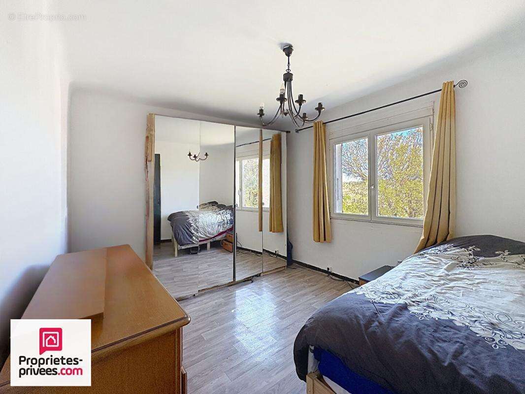 Villa avec grand garage sur 2360 m² de terrain divisible - photo 12