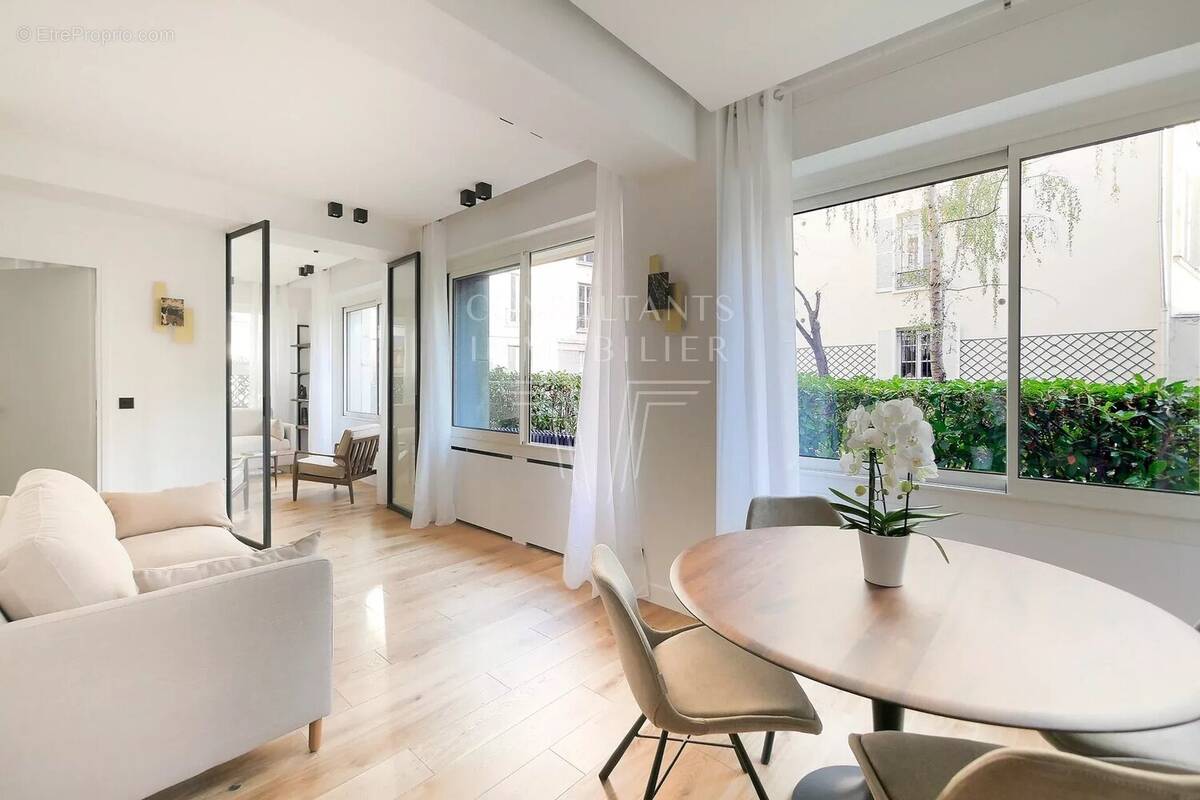 Appartement à PARIS-16E