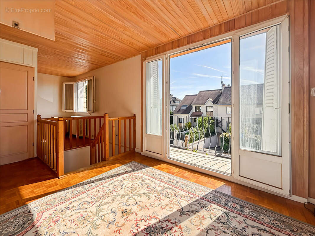 Maison à VERRIERES-LE-BUISSON