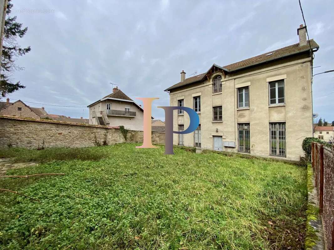 Maison à LA CLAYETTE